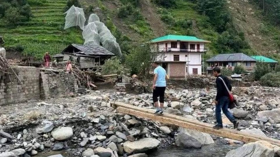 Himachal Pradesh weather flood that came after cloud burst caused havoc Searching for loved ones in rubble