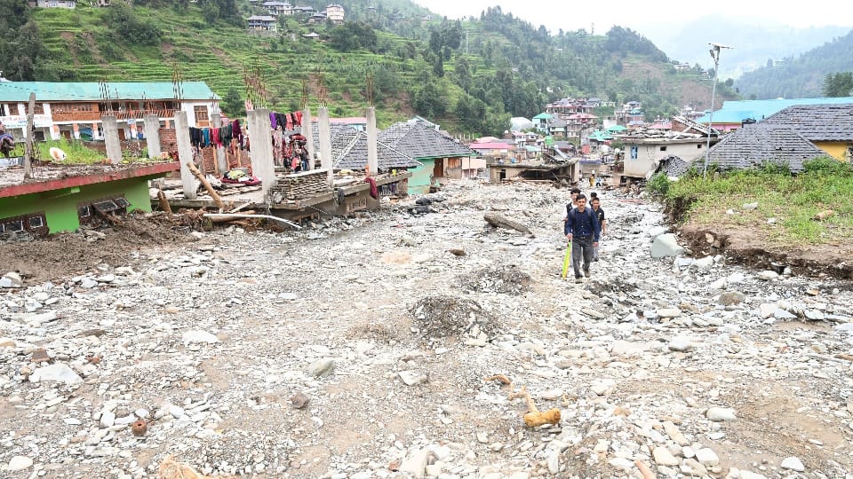Himachal Pradesh weather flood that came after cloud burst caused havoc Searching for loved ones in rubble
