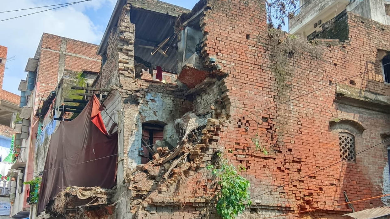 Kanpur: Part of a dilapidated house collapsed, firefighters rescued the elderly couple