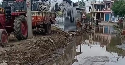 Kanpur Piles of garbage in Sarsaul block villagers said neither any sanitation worker comes nor any officer
