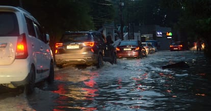 Kanpur More than 50 localities submerged sewer water filled in houses vehicles crawled for hours