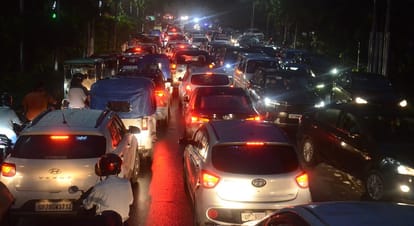 Kanpur Jam on VIP road and Govindpuri bridge vehicles kept crawling  police started traffic after effort