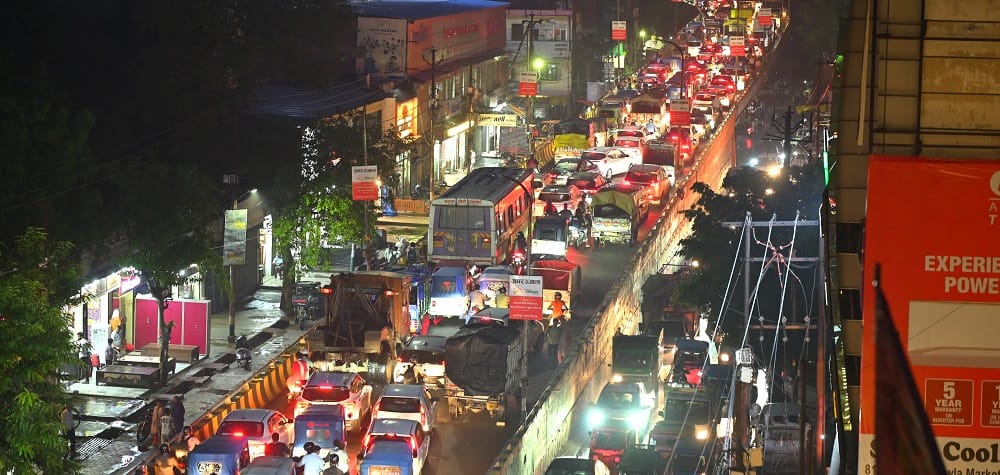 Kanpur Jam on VIP road and Govindpuri bridge vehicles kept crawling  police started traffic after effort