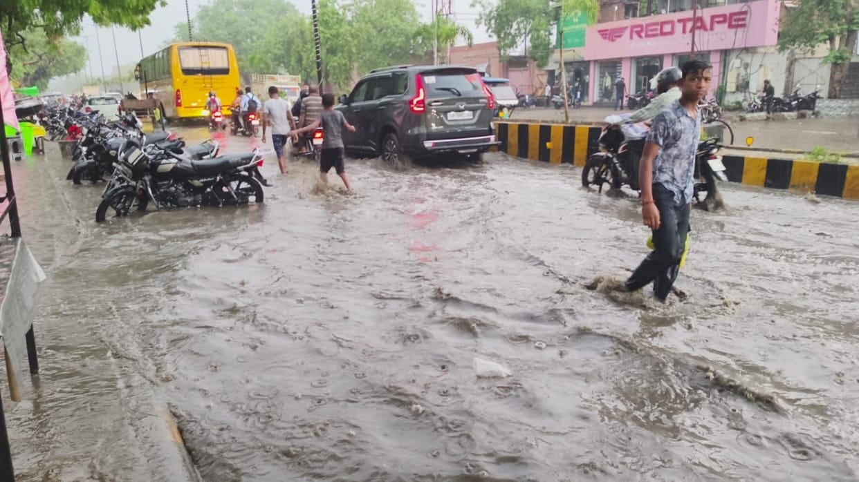 Kanpur More than 50 localities submerged sewer water filled in houses vehicles crawled for hours