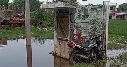 Kanpur Piles of garbage in Sarsaul block villagers said neither any sanitation worker comes nor any officer