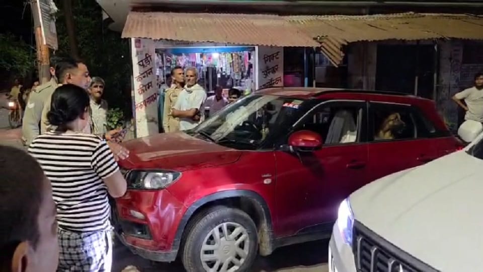 Dispute between woman police station in-charge and policemen travelling in car both suspended