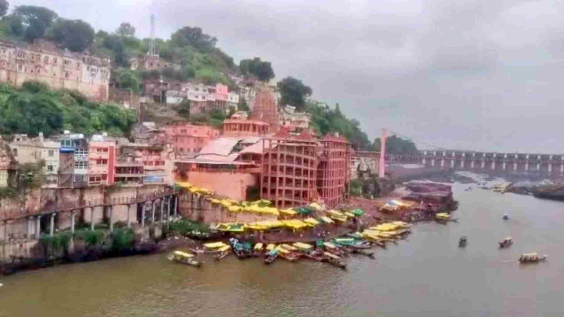 मां नर्मदा के तट पर उमड़ी भीड़।