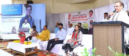 Indore: The presence of the collector on the stage heated up politics, there was a tussle between the MP and t