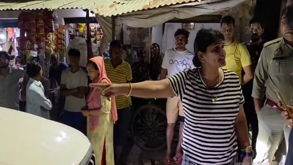 Dispute between woman police station in-charge and policemen travelling in car both suspended