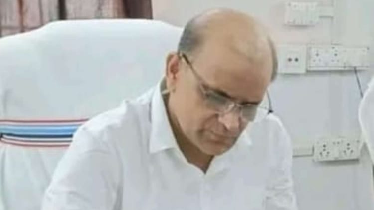 Bihar News: मृत शिक्षक को उपचुनाव ड्यूटी पर लगाया, प्रशासन की लापरवाही उजागर