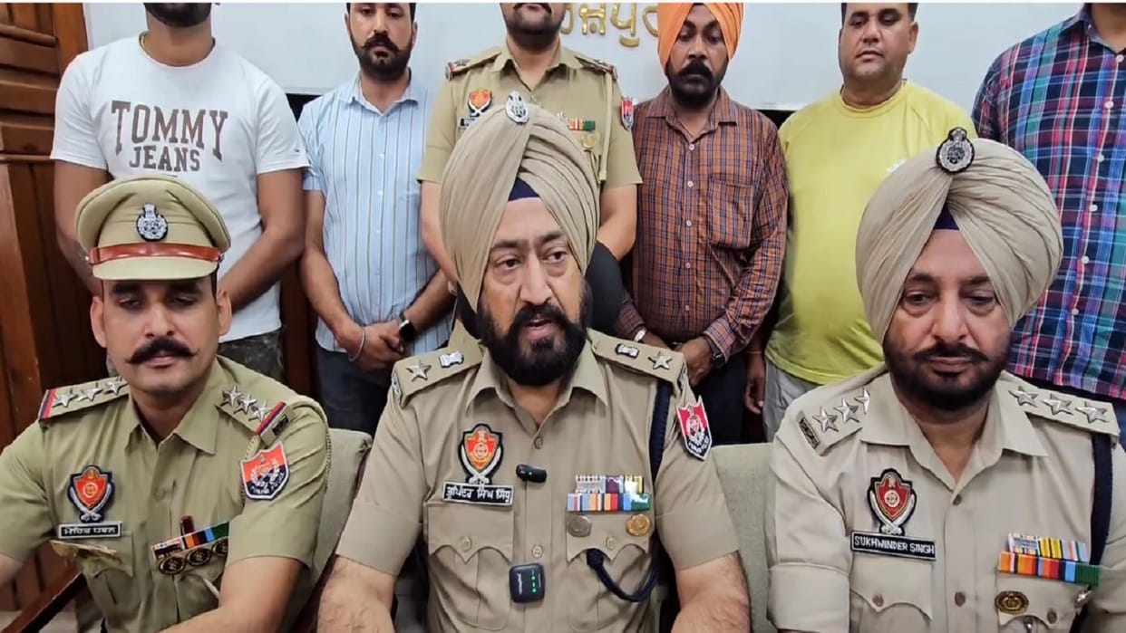 Ferozepur police in Punjab arrested six people with 2.5 kg heroin, 3 pistols and 17 cartridges