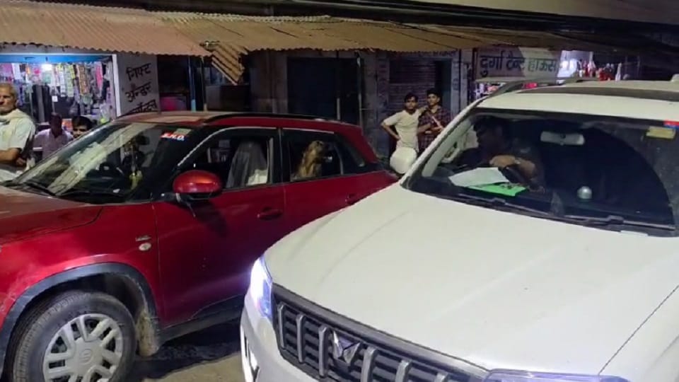 Dispute between woman police station in-charge and policemen travelling in car both suspended