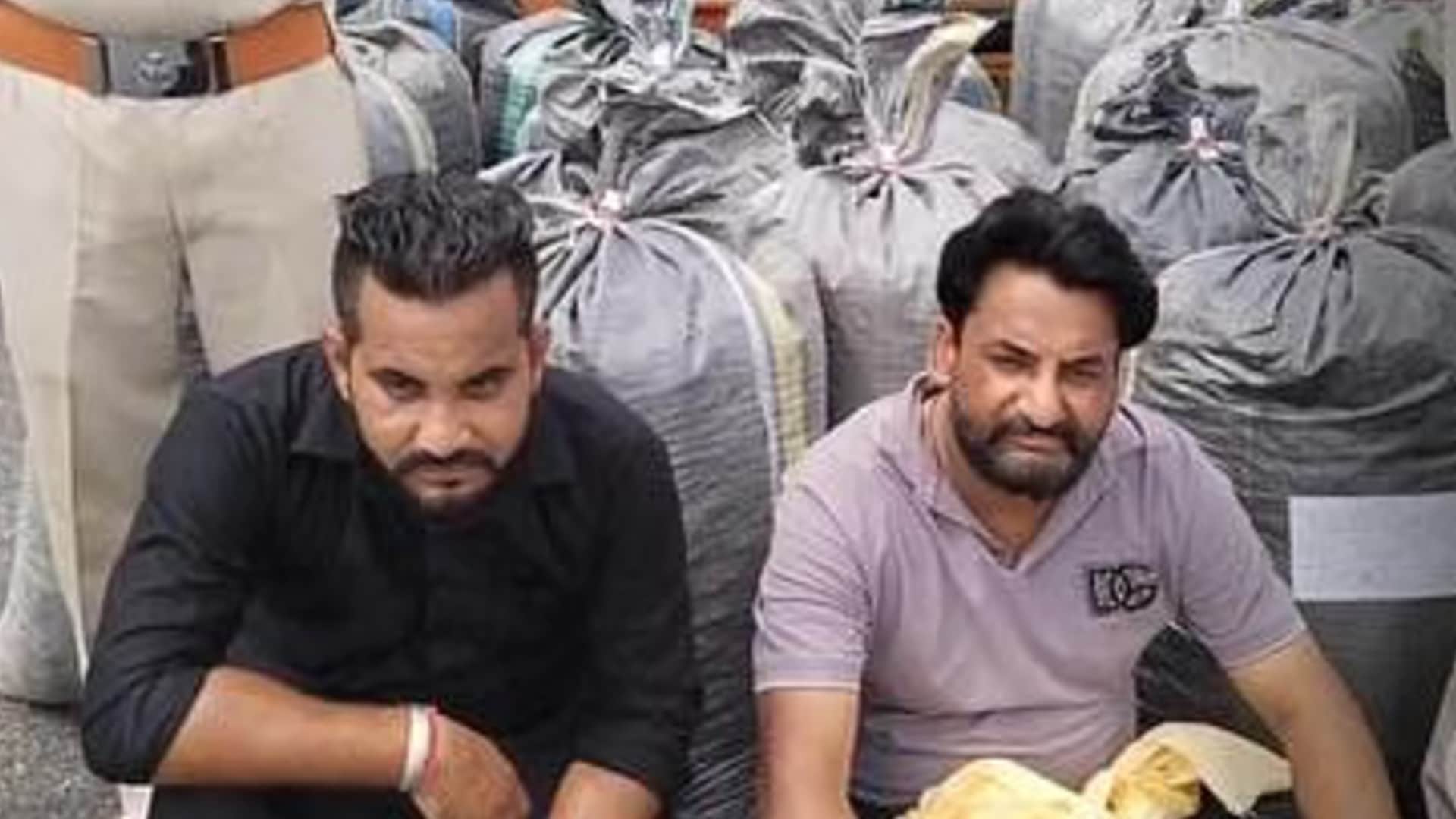 पुलिस गिरफ्त में आरोपी।