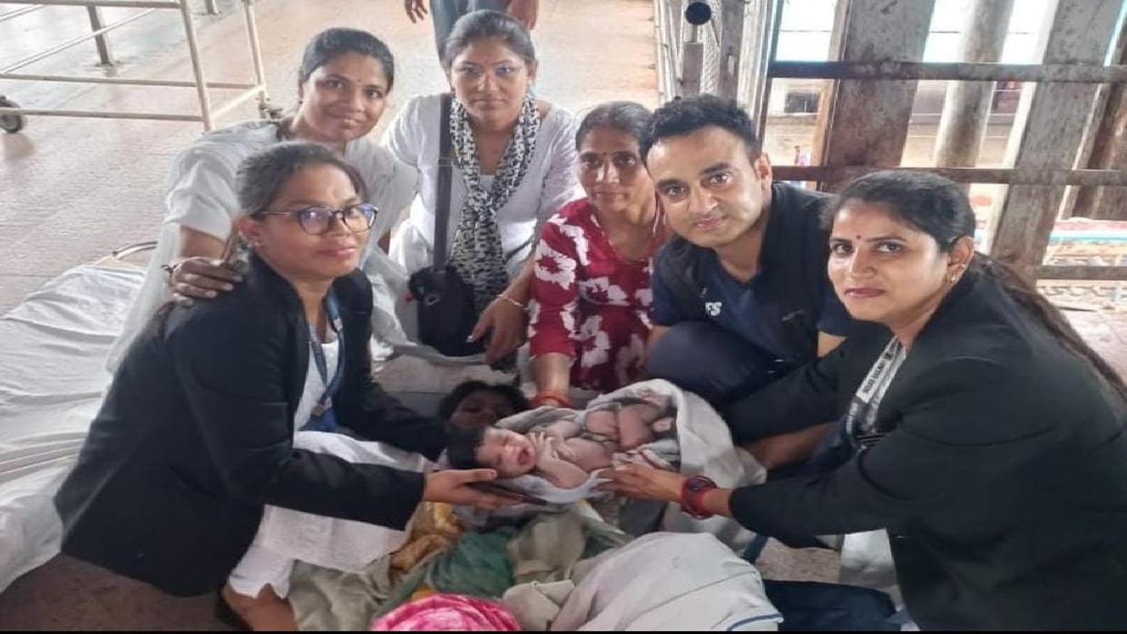 Doctors conducted safe delivery of pregnant woman on overbridge of Jhansi railway station