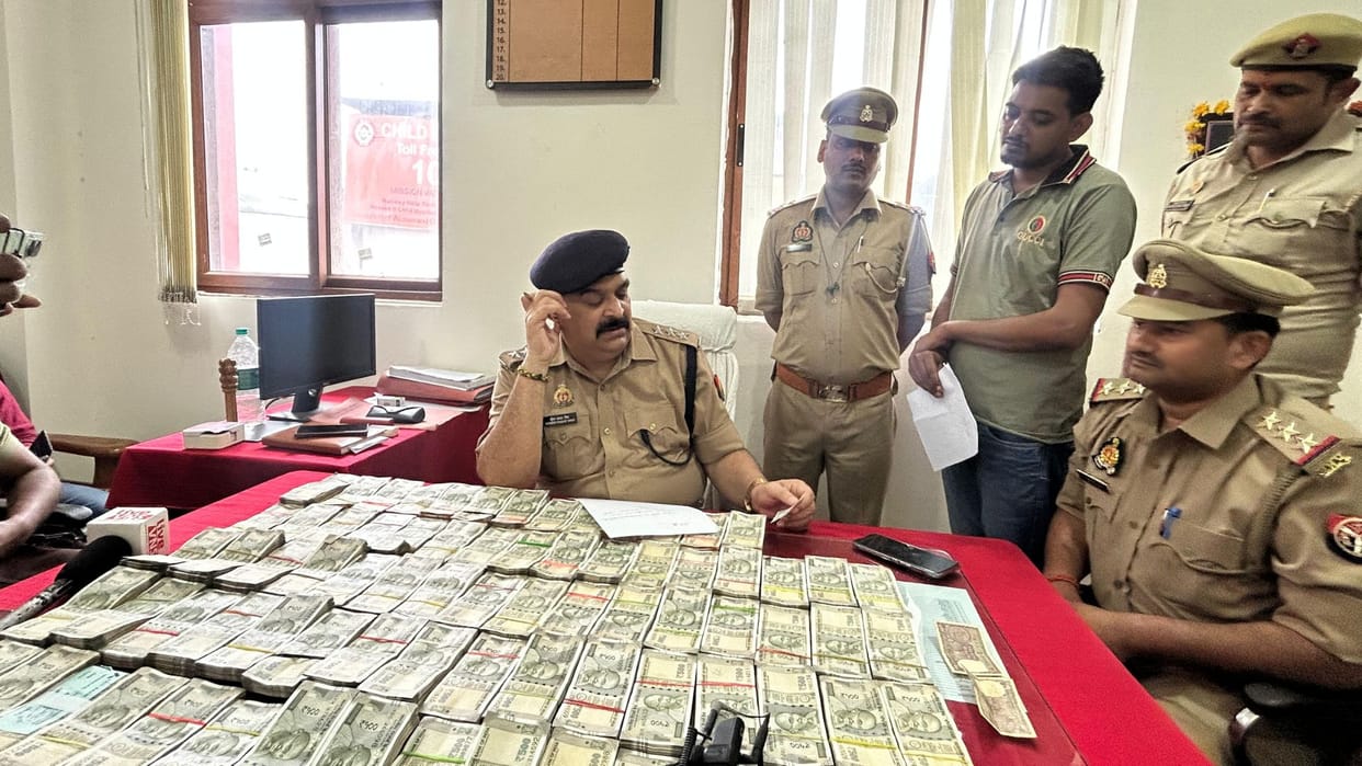35 lakh rupees recovered in Varanasi Bundles of 500 and 200 rupee notes were kept in backpack