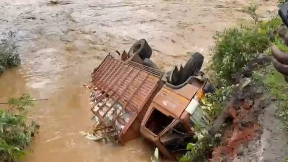 Truck went out of control and fell into Gagar river driver saved his life by jumping in Balrampur Ramanujganj