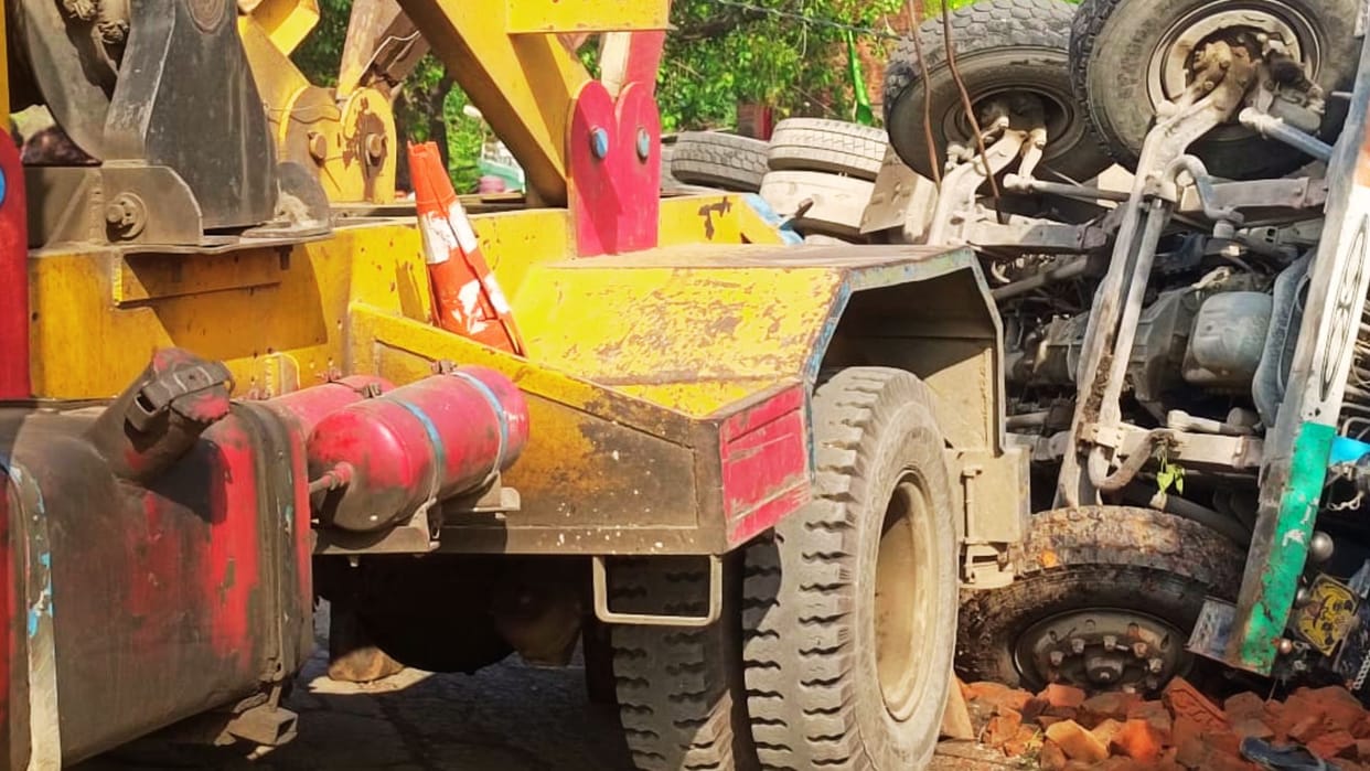 UP Accident news Truck loaded with ballast overturned on hut woman died after being crushed