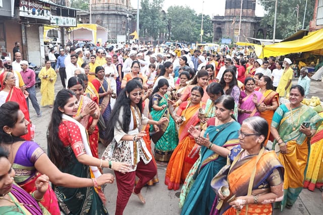 दिंडी यात्रा में शामिल हुए लोग।