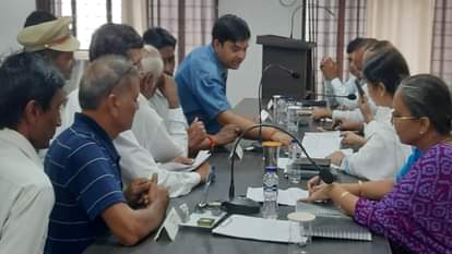 ठाकुरद्वारा तहसील में शिकायत सुनते अधिकारी