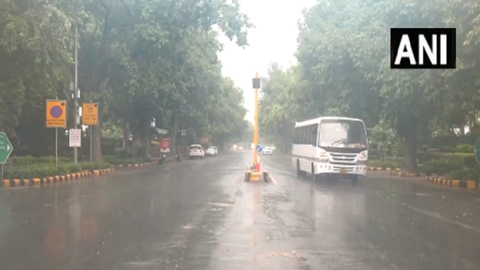 Rain in many areas of Delhi-NCR, people got relief from heat