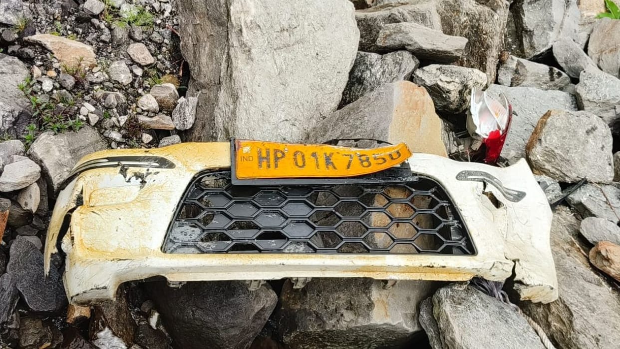 Himachal Alto car fell into a ditch near Rohtang four died on the spot one injured