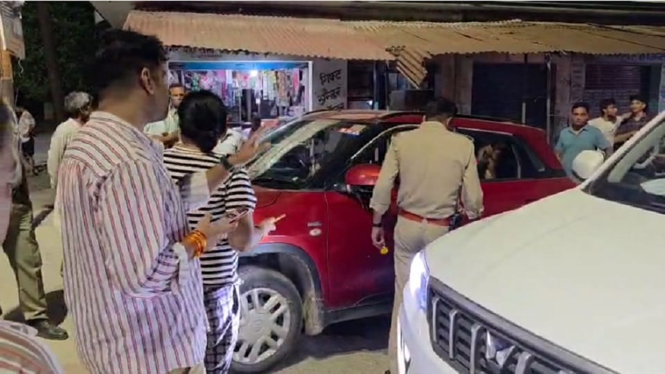 Dispute between woman police station in-charge and policemen travelling in car both suspended
