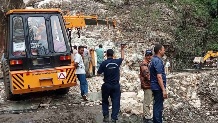 Uttarakhand: ऋषिकेश-यमुनोत्री हाईवे सहित 67 सड़कें बंद, ओजरी के पास बैली ब्रिज का निर्माण कार्य जारी