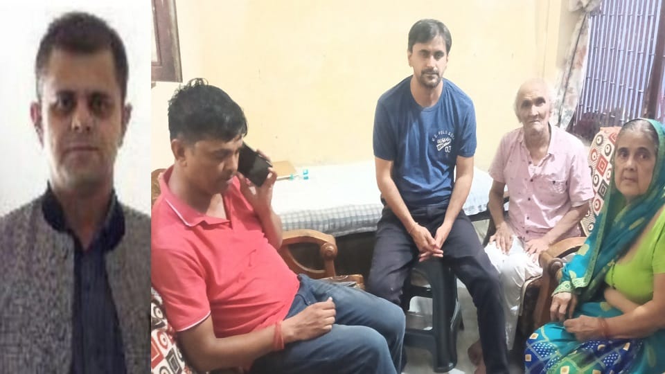 JE ambrish gautam dies in Bundelkhand University family accuse of murder
