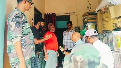 अफसरों से झड़प करता परिवार।