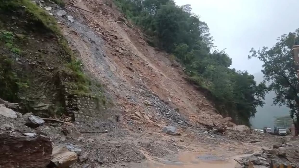 Traffic on Badrinath Highway disrupted due to landslide caused by heavy rain