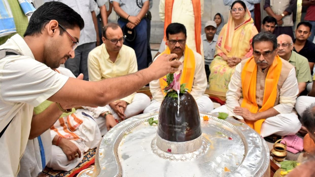 BHU session 2025- 26 started with Rudrabhishek in Vishwanath temple