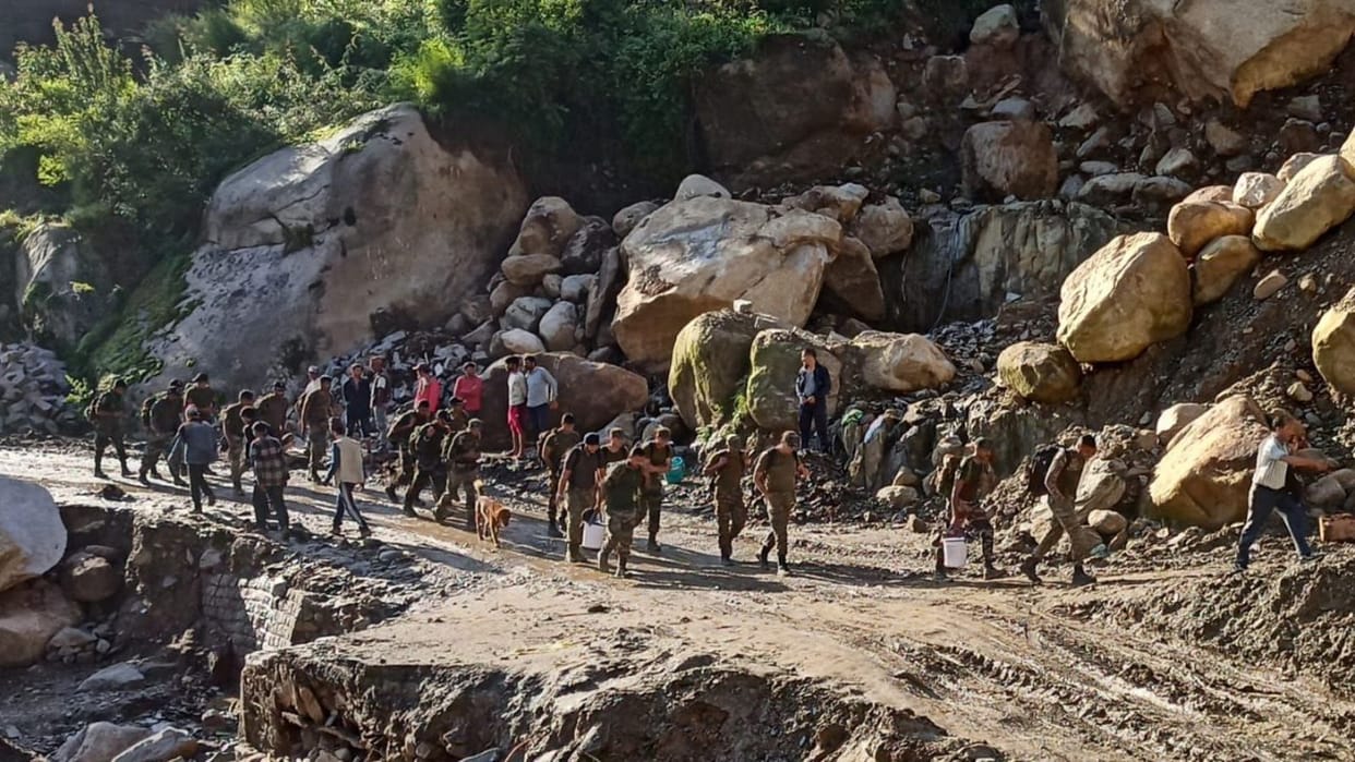 Himachal Mandi Cloudburst Army reached Banyur which was isolated from the rest of the world for eight days