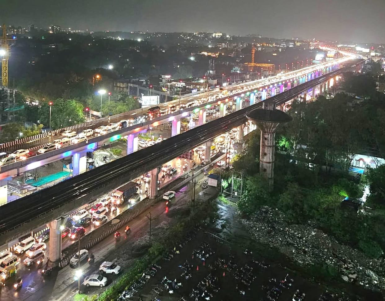 Bhopal: Heavy rain in Bhopal, 3 km long traffic jam, vehicles crawled for more than 2 hours, ambulance also go