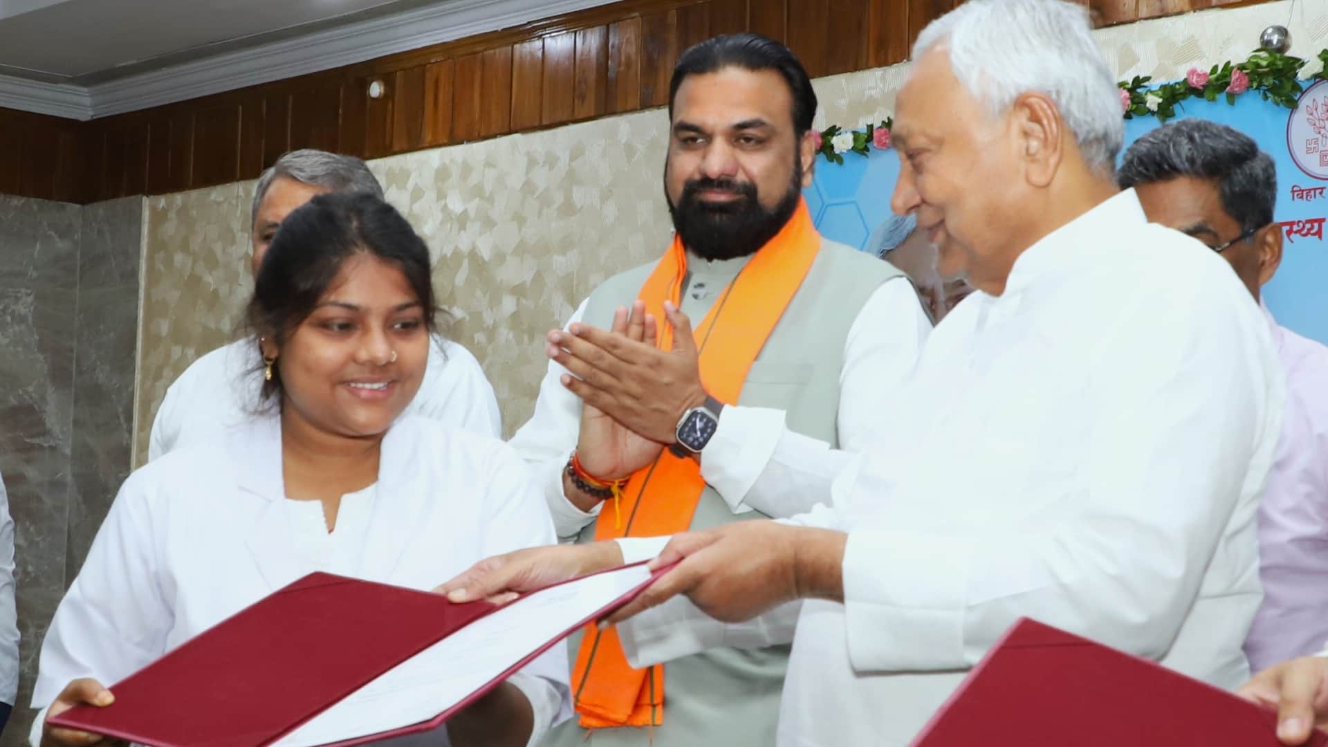 नियुक्तिपत्र देते हुए मुख्यमंत्री नीतीश कुमार और उपमुख्यमंत्री सम्राट चौधरी