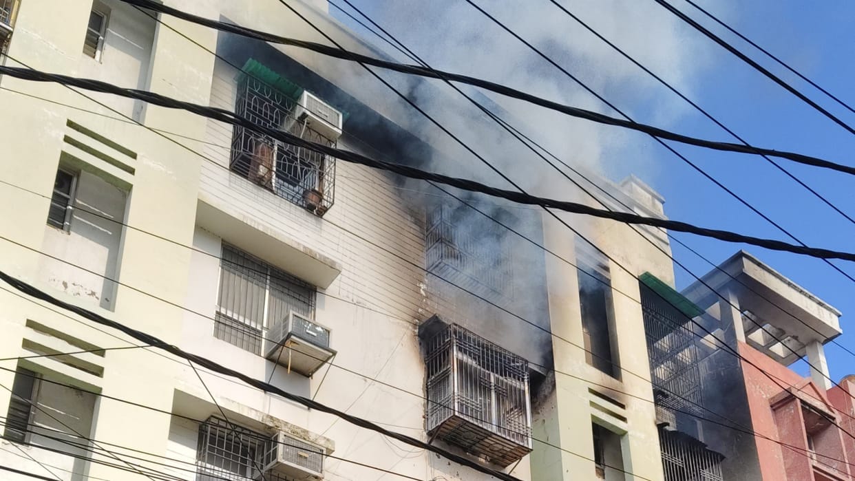 Bihar News : Huge fire broke out in Siddhnath apartment in Bahadurpur Patna bihar police