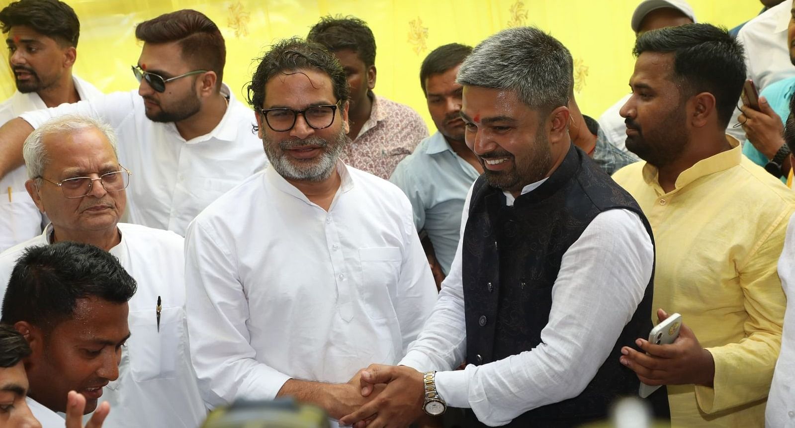 प्रशांत किशोर ने मनीष कश्यप को जनसुराज की सदस्यता दिलाई।
