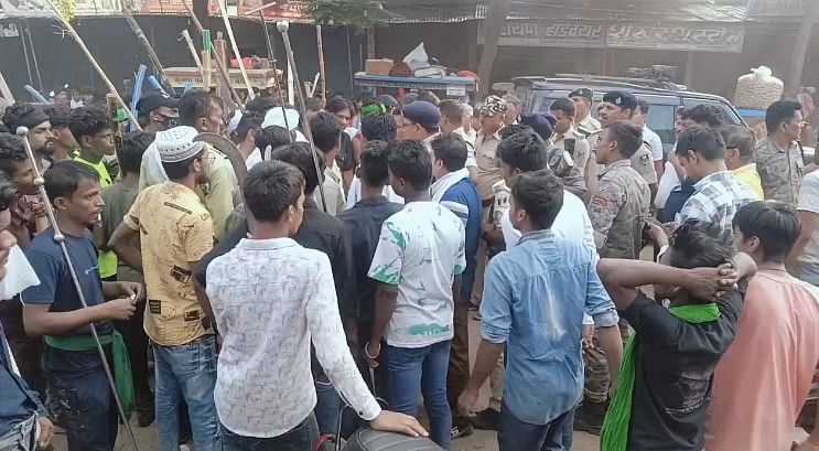घटना के बाद लगी भीड़।