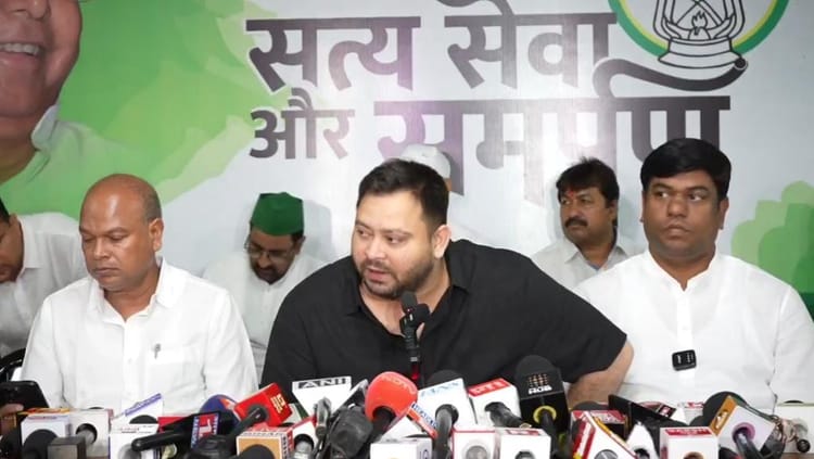 Bihar News: चुनाव आयोग के खिलाफ इंडिया गठबंधन ने खोला मोर्चा, तेजस्वी ने पूछे ये सवाल; चक्काजाम का भी एलान