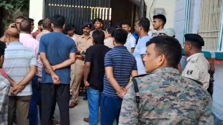 Bihar News: घर घुसकर पीआरएस को मार डाला, अपराधियों ने कई बार चाकू से गोदा; सीसीटीवी का डीवीआर भी तोड़ दिया