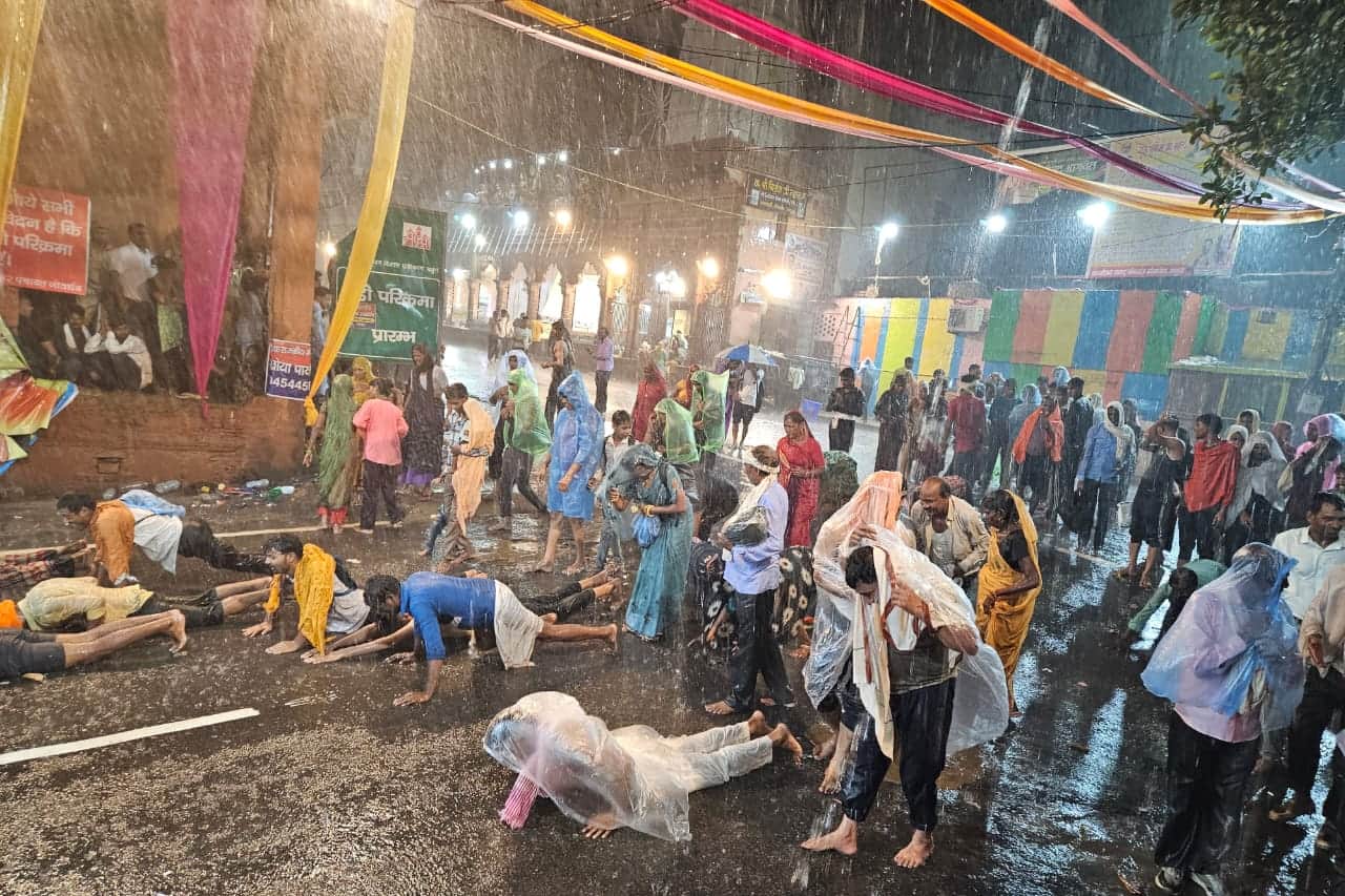 huge crowd of pilgrims reached at govardhan parikrama in mathura