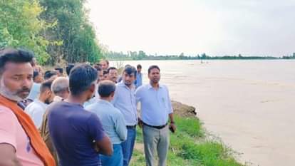 शारदा नदी के किनारे जुटे लोग