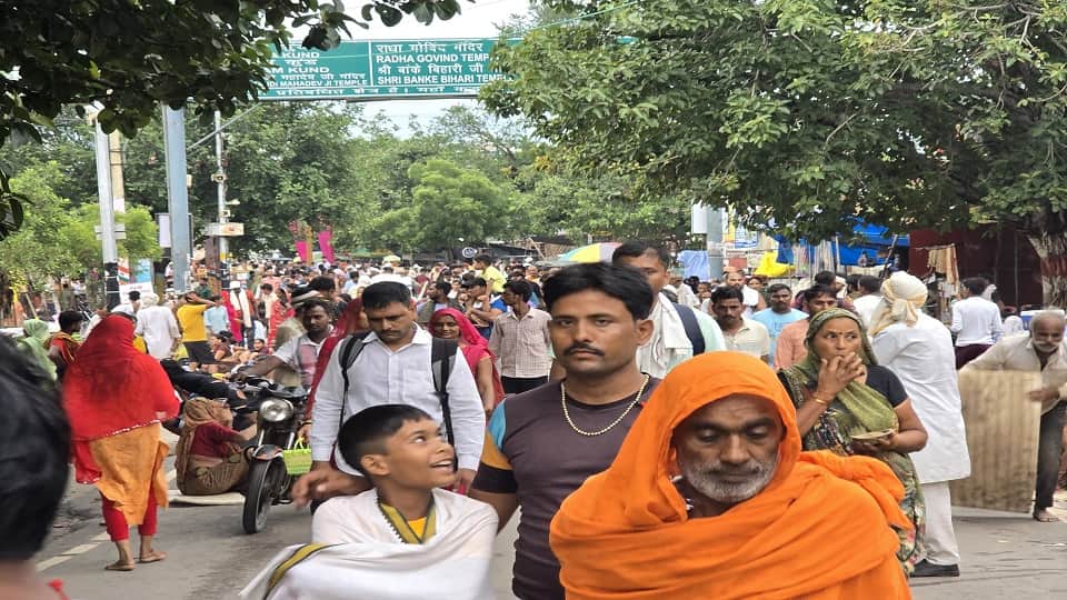 huge crowd of pilgrims reached at govardhan parikrama in mathura