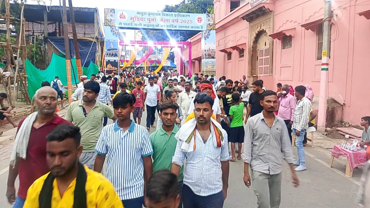huge crowd of pilgrims reached at govardhan parikrama in mathura