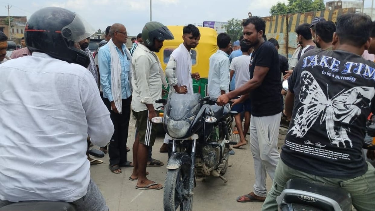 Two people injured in road accident due to collision between bike and auto in Chandauli
