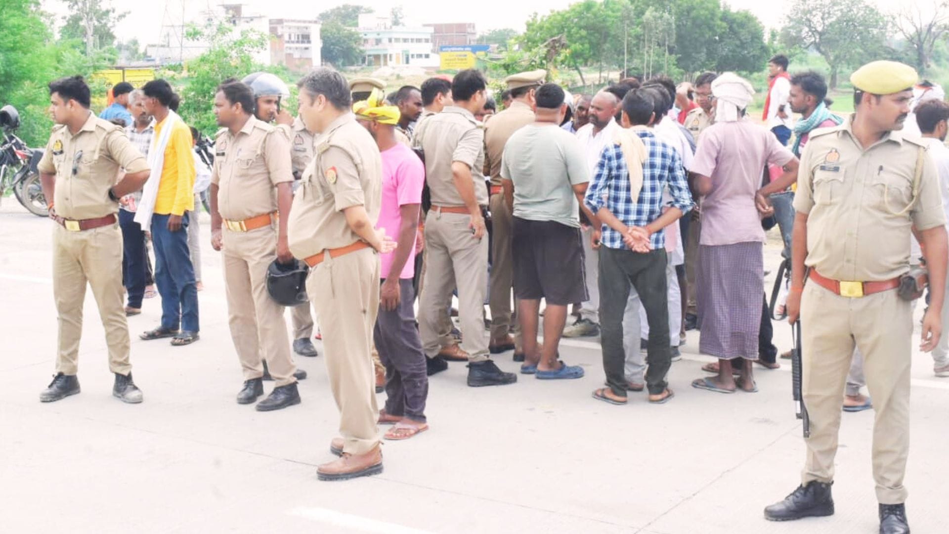 UP Accident news SDO car ran over Samajwadi party leader mother cousins and niece died Officer in custody