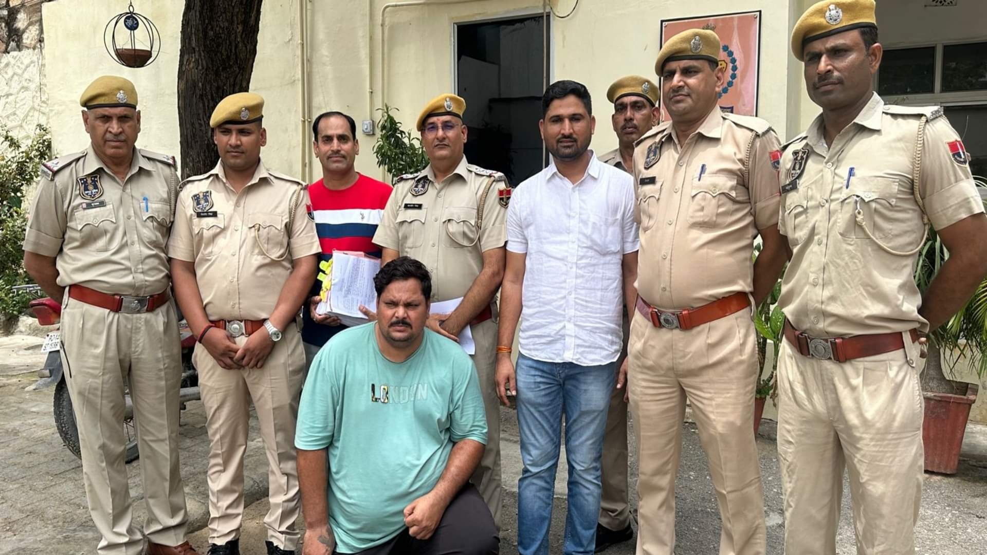 पुलिस की गिरफ्त में आरोपी