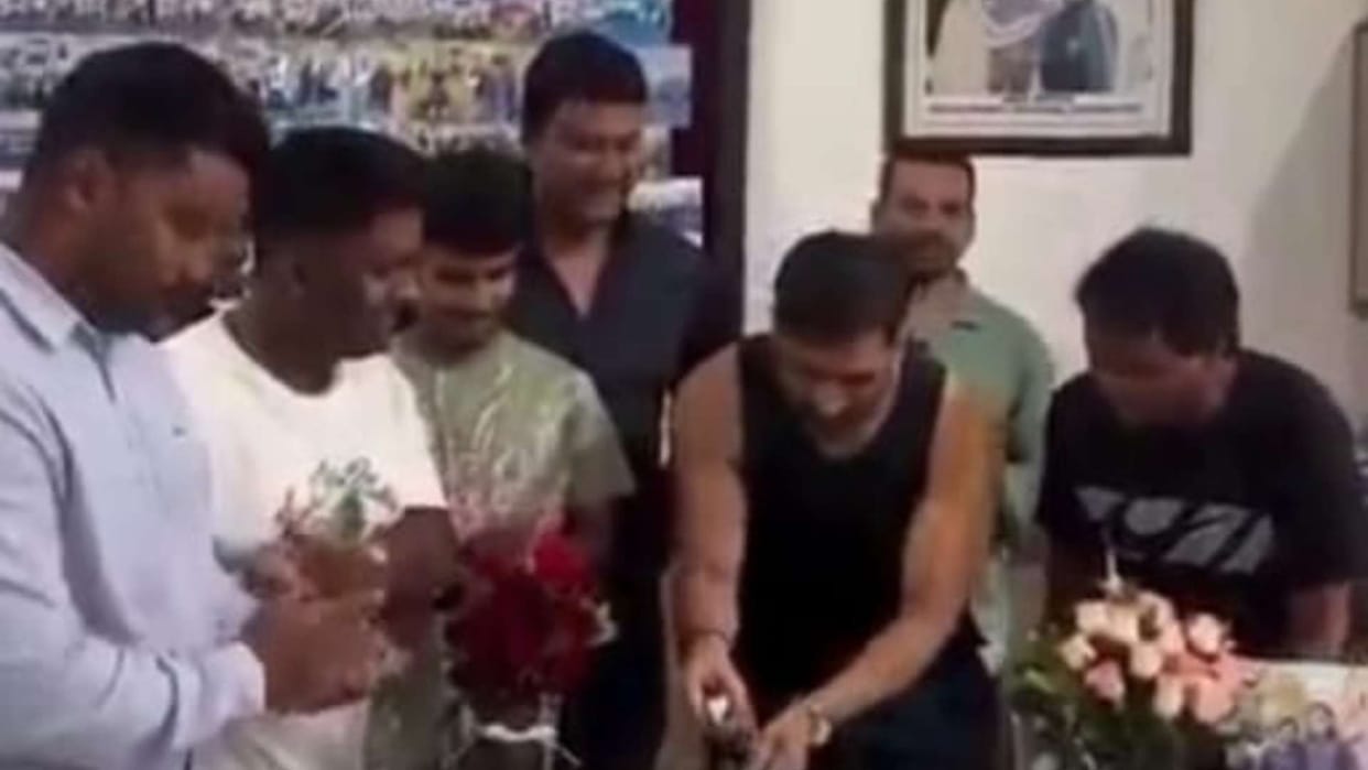 Mahendra Singh Dhoni celebrated his 44th birthday in Ranchi, cut the cake with simplicity among the family