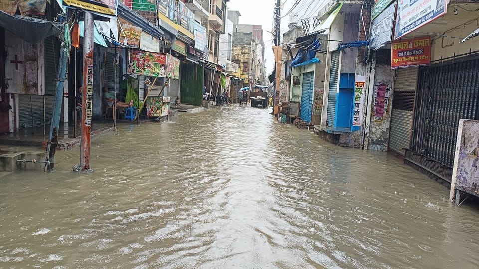 Heavy rain in Kasganj halted rail traffic and waterlogging in power house