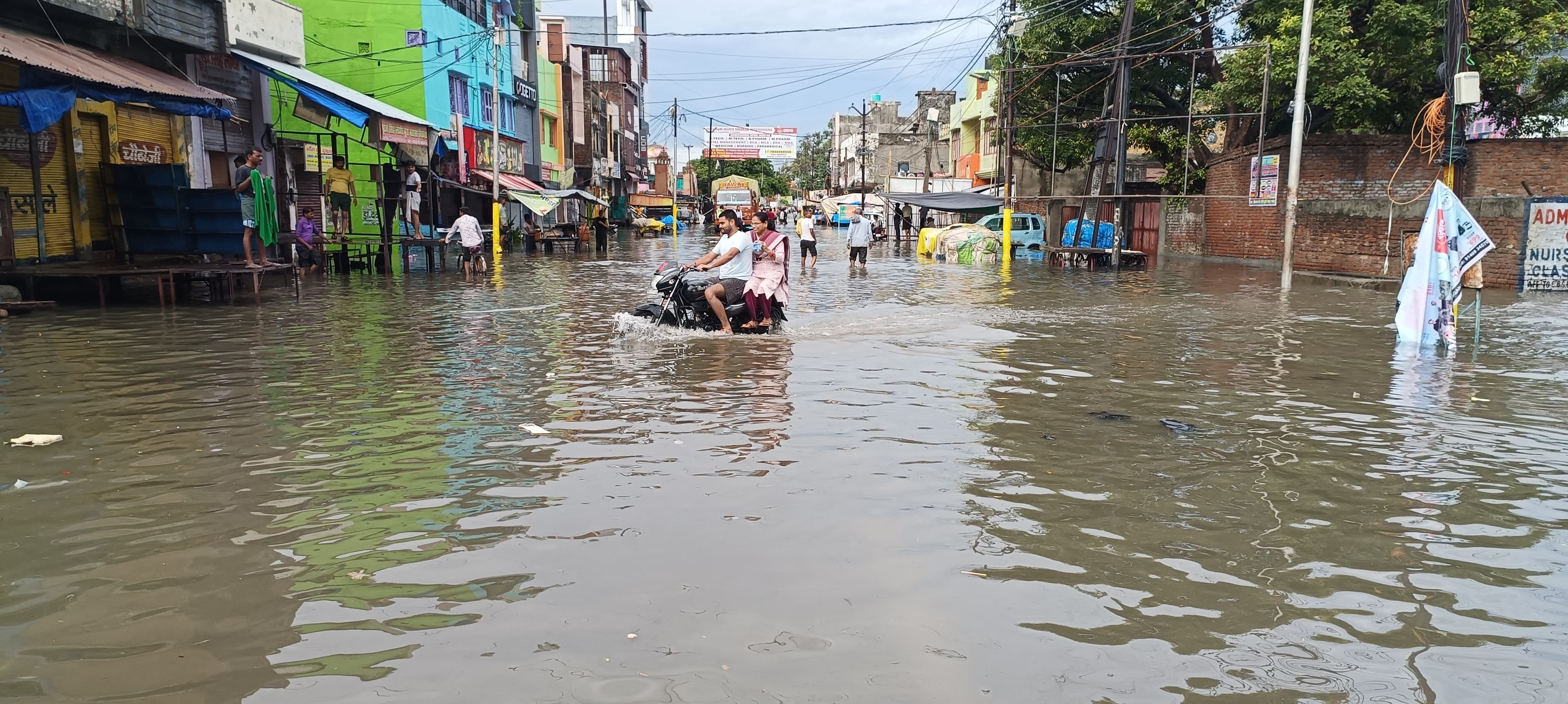 Heavy rain in Kasganj halted rail traffic and waterlogging in power house