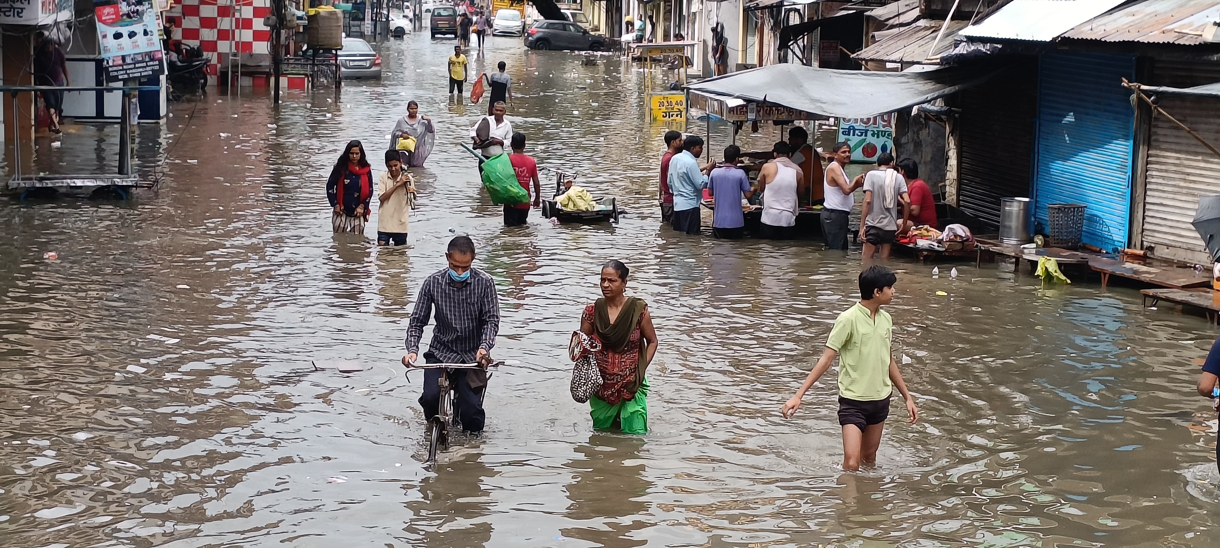 Heavy rain in Kasganj halted rail traffic and waterlogging in power house